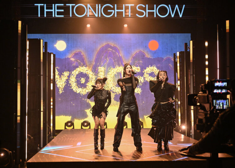 Trio de 'KPop Demon Hunters' se torna “dourado” no ‘The Tonight Show’