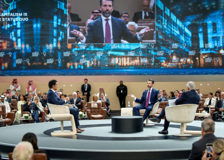 Trump Jr. zomba dos manifestantes 'No Kings' em cúpula empresarial organizada pela realeza saudita