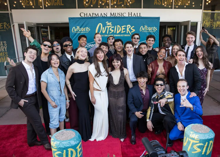 Turnê nacional de ‘The Outsiders’ ganha estreia de ouro na cidade onde a história começou