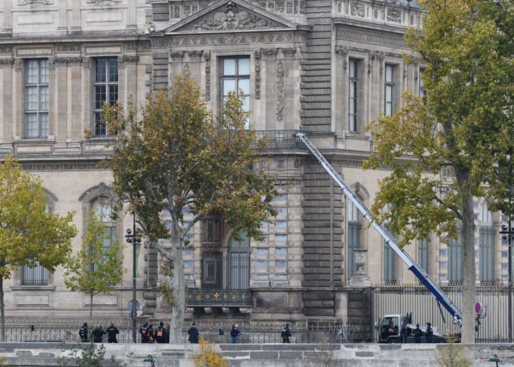 Um chocante roubo de joias reais no Museu do Louvre, em Paris