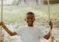 Um garotinho correu para os braços deles enquanto pintava abóboras. 4 anos depois, ele os chama de mãe e pai (exclusivo)