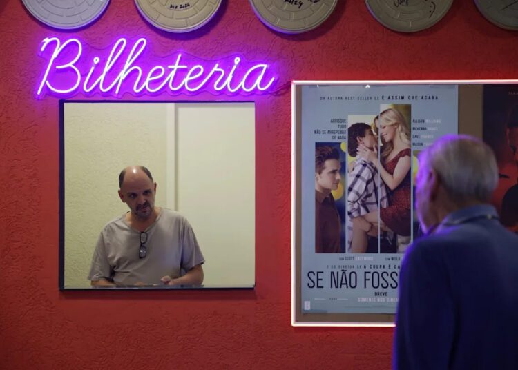 Um homem no Brasil transformou seu sonho de infância em um pequeno cinema para amantes do cinema