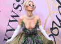 Um olhar mais atento sobre a viagem de alto brilho de Paris Hilton a Paris