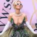 Um olhar mais atento sobre a viagem de alto brilho de Paris Hilton a Paris