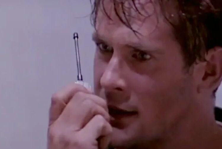 Uma ficção científica atrevida e classificada como R dos anos 90 é a melhor imitação de Die Hard