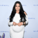 Vanessa Hudgens mostra barriguinha de bebê durante passeio em família em Phoenix