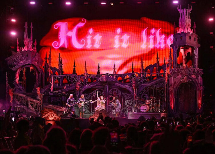 Veja Performance de Concerto no Saturday Night KC de Chappell Roan