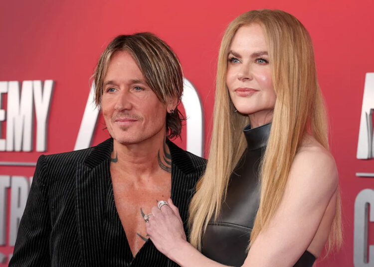 Veja a reação de Keith Urban a uma fã de show dizendo que o nome dela é ‘Nicole’ em meio ao divórcio de Nicole Kidman