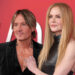 Veja a reação de Keith Urban a uma fã de show dizendo que o nome dela é ‘Nicole’ em meio ao divórcio de Nicole Kidman