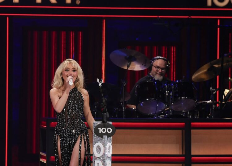 Veja o visual de desempenho do Grand Ole Opry de Sabrina Carpenter