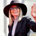 Vencedor do Globo de Ouro chora no tapete vermelho após a morte de Diane Keaton: Assistir