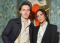 Victoria Beckham em 'Breaking Point' por causa da rivalidade com o filho Brooklyn, afirma a fonte