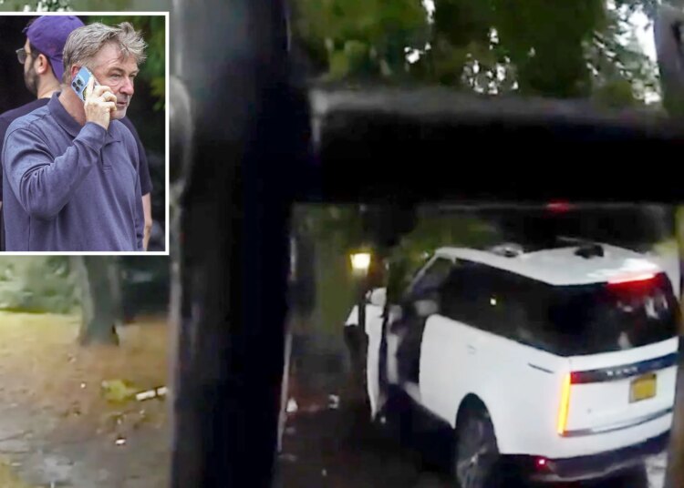 Vídeo dramático mostra o momento em que Alec Baldwin bate de frente em uma árvore em um acidente de carro em Hamptons