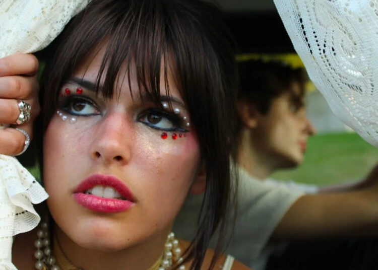 Violet Von, sênior de Brighton, lança EP de estreia emocionante 'Half Hidden'