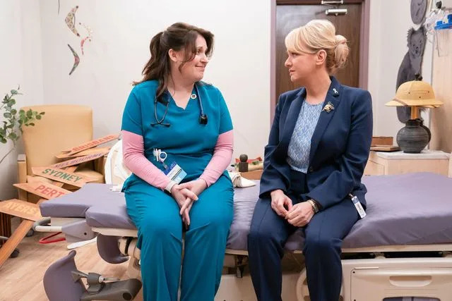 Wendi McLendon-Covey promete que a segunda temporada de “St. Denis Medical” contará com muito ‘romance’ e essas estrelas convidadas da moda (exclusivo)