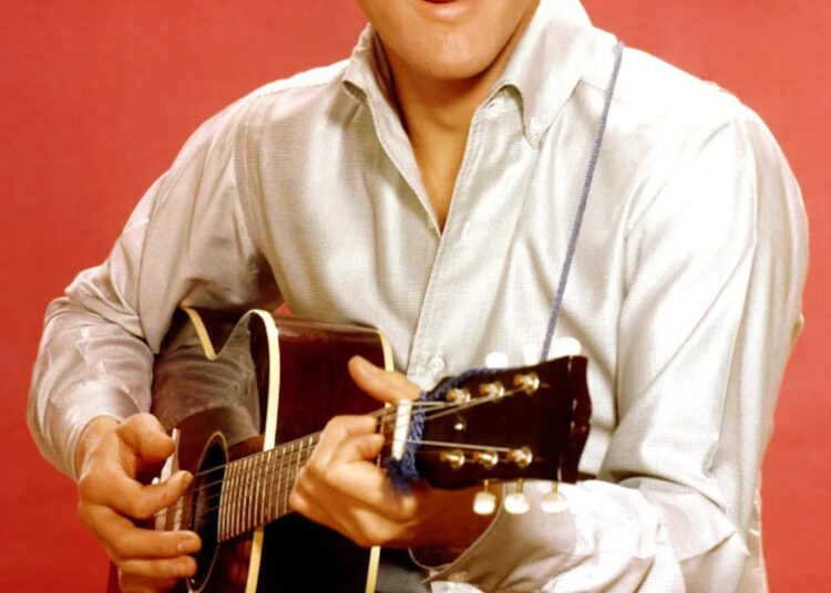 Willie Nelson detalha 'crítica' que ele recebeu por tocar música de Elvis Presley