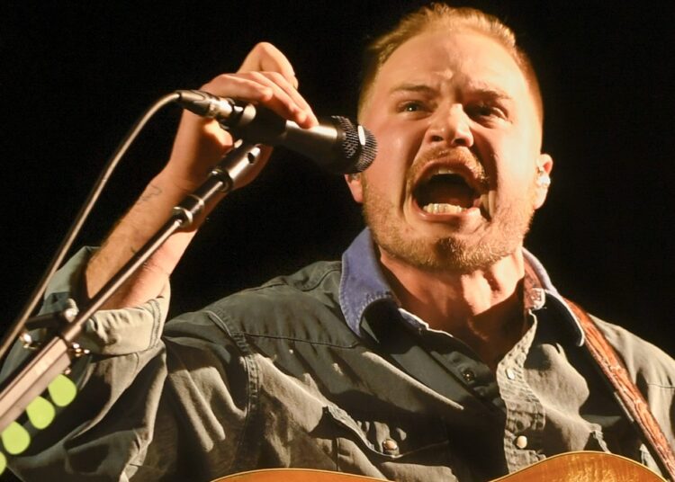 Zach Bryan provoca a nova música "The Fading of the Red White and Blue": Stream