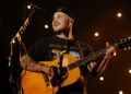 Zach Bryan provoca idiotas do MAGA com novo teaser de música anti-ICE