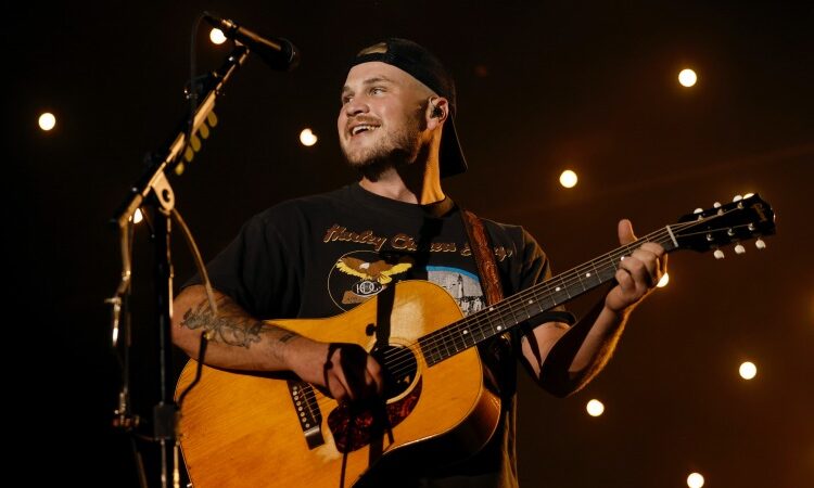 Zach Bryan provoca idiotas do MAGA com novo teaser de música anti-ICE