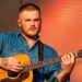 Zach Bryan provoca 'o desbotamento do vermelho, branco e azul'