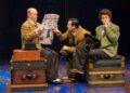 Michael Stewart Allen, Jürgen Hooper e Ema Zivkovic na coprodução Syracuse Stage / Indiana Repertory Theatre de "Os 39 Passos." Foto de Zach Rosing.