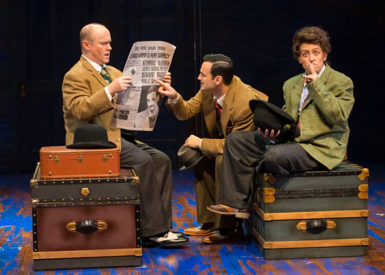 Michael Stewart Allen, Jürgen Hooper e Ema Zivkovic na coprodução Syracuse Stage / Indiana Repertory Theatre de "Os 39 Passos." Foto de Zach Rosing.