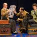 Michael Stewart Allen, Jürgen Hooper e Ema Zivkovic na coprodução Syracuse Stage / Indiana Repertory Theatre de "Os 39 Passos." Foto de Zach Rosing.