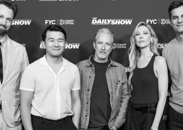 ‘The Daily Show’ foi encerrado esta semana, mas ainda assim atacou as demandas da imprensa de Pete Hegseth