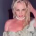Britney Spears mostra sua dança com vestido solto