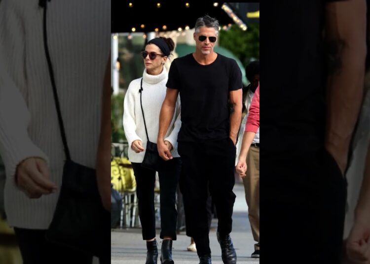 “Sandra Bullock: Primeira aparição após trágica perda”   #shortsfeed   #shortsyoutube   #shortfeed