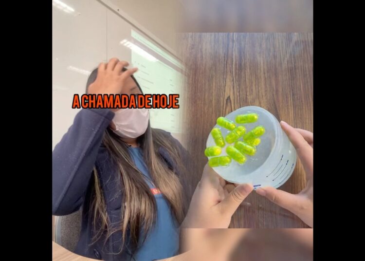 A chamada dessa vez foi de fofocas! Todo mundo é fifi aqui HAHAHA #chamadaescolar #fofoca