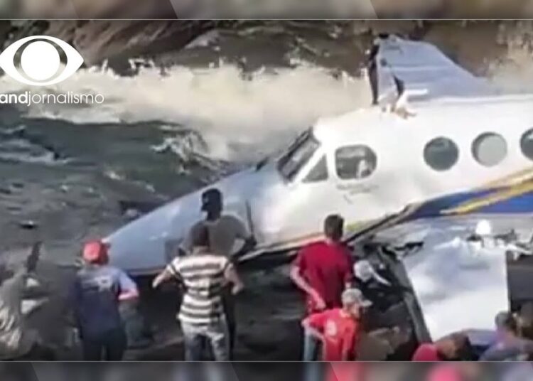 Bombeiros abrem a porta do avião que transportava a cantora Marília Mendonça