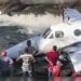 Bombeiros abrem a porta do avião que transportava a cantora Marília Mendonça