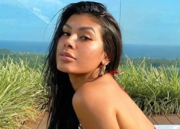 POCAH SURGE PLENA DE BIQUÍNI NA PRAIA E RECEBE CHUVA DE COMENTÁRIOS NAS REDES