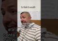 O professor se atualizando das fofocas.