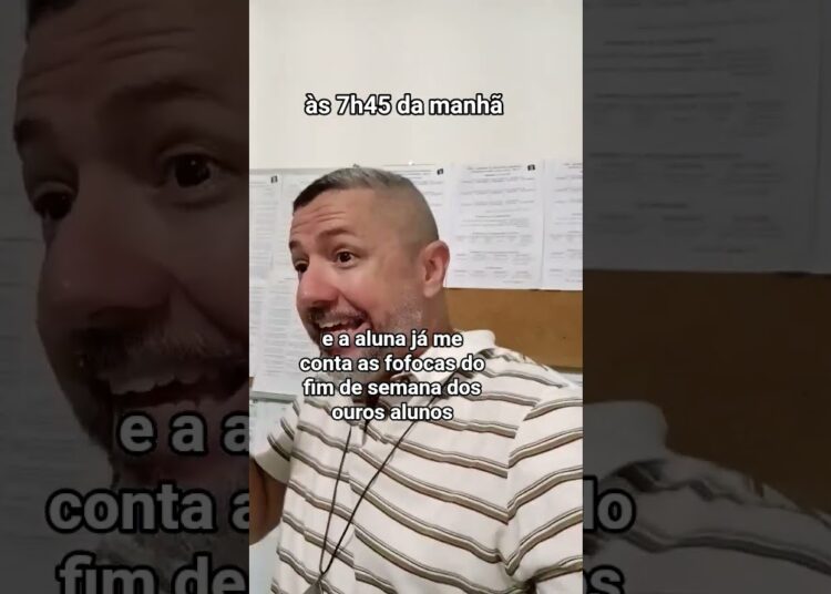 O professor se atualizando das fofocas.