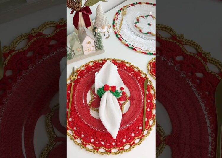 Americano Realeza:  primeiro modelo da nossa coleção Luzes de Natal. #crochet #natal #meseiras