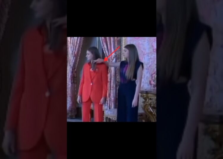 Infanta Sofia stops Princess Leonor ✨from putting hair in front#royal#leonor#sofia#newshort.