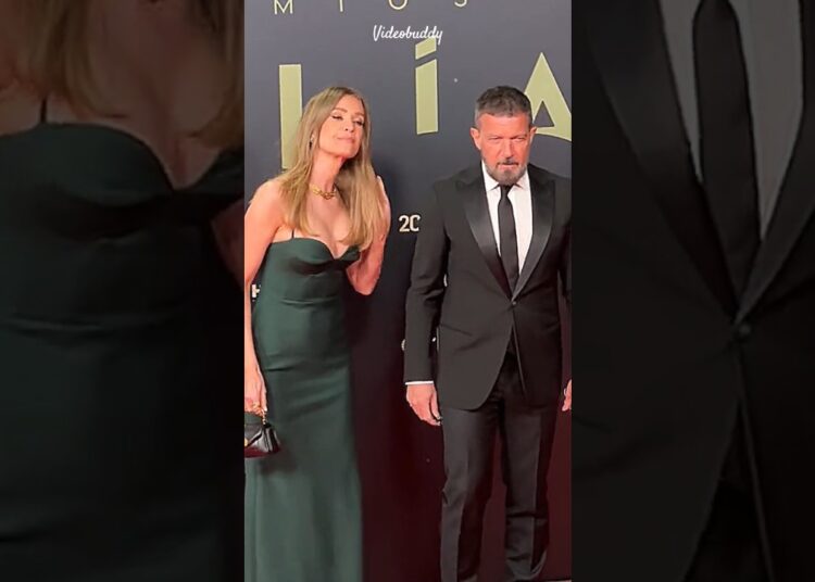 Antonio Banderas & Nicole Kimpbel Are Stars Of Red Carpet🔥