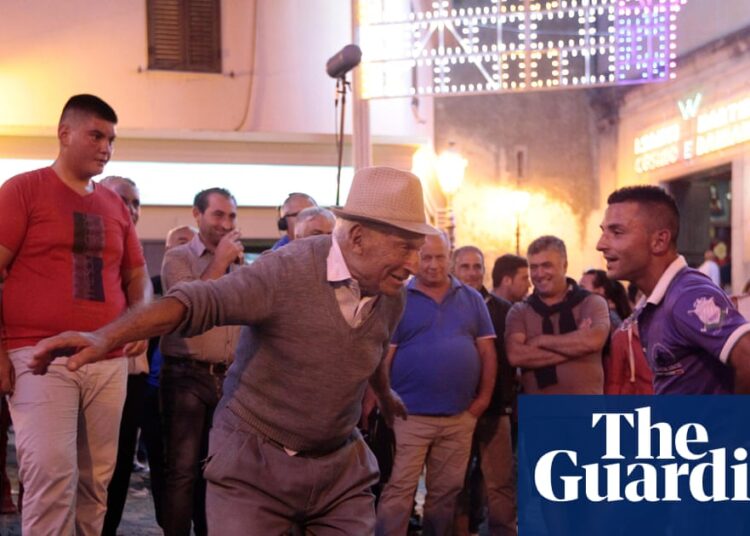 A Calábria ganha vida com música e dança: como uma nova geração está revitalizando as pacatas aldeias do sul da Itália | Feriados na Itália