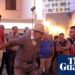 A Calábria ganha vida com música e dança: como uma nova geração está revitalizando as pacatas aldeias do sul da Itália | Feriados na Itália