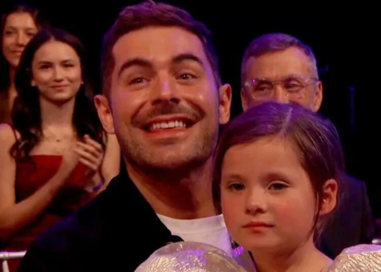 A Internet está amando Zac Efron confirmando com sua mãe que o irmão Dylan se saiu bem em Dancing With The Stars