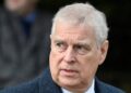 A Rainha Elizabeth sabia que o ex-Príncipe Andrew trouxe trabalhadoras do sexo para Buckingham; 'escolheu ignorar'