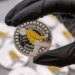 A Royal Mint da Grã-Bretanha homenageia Freddie Mercury com uma nova moeda, marcando 40 anos do álbum solo do artista