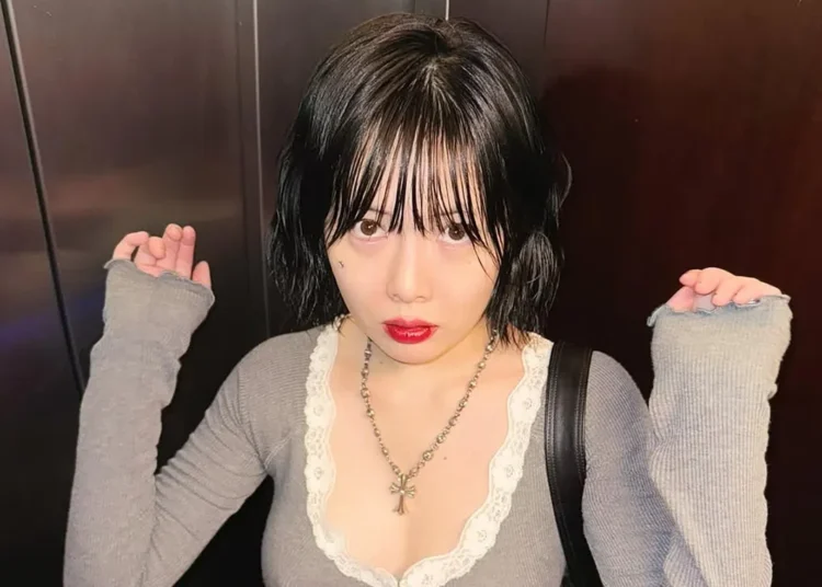 A cantora de K-pop Hyuna desmaia no palco do festival de música Waterbomb em Macau