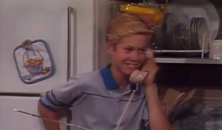 A curta sitcom dos anos 80 de Paul Walker é impossível de assistir
