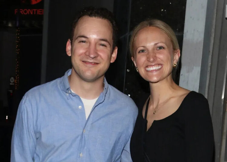 A estrela de “Boy Meets World” Ben Savage e sua esposa Tessa Angermeier dão as boas-vindas ao primeiro filho