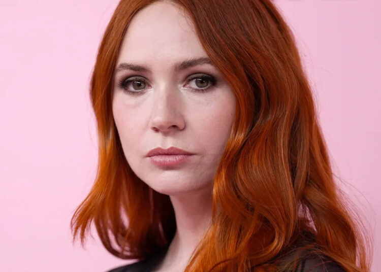 A estrela de 'Vingadores' Karen Gillan compartilha fotos raras da filha de 1 ano para um marco emocionante