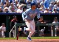 Bobby Witt Jr., do Kansas City Royals, observa seu sacrifício voar para marcar uma corrida durante ...