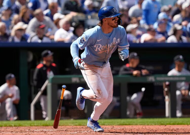 Bobby Witt Jr., do Kansas City Royals, observa seu sacrifício voar para marcar uma corrida durante ...